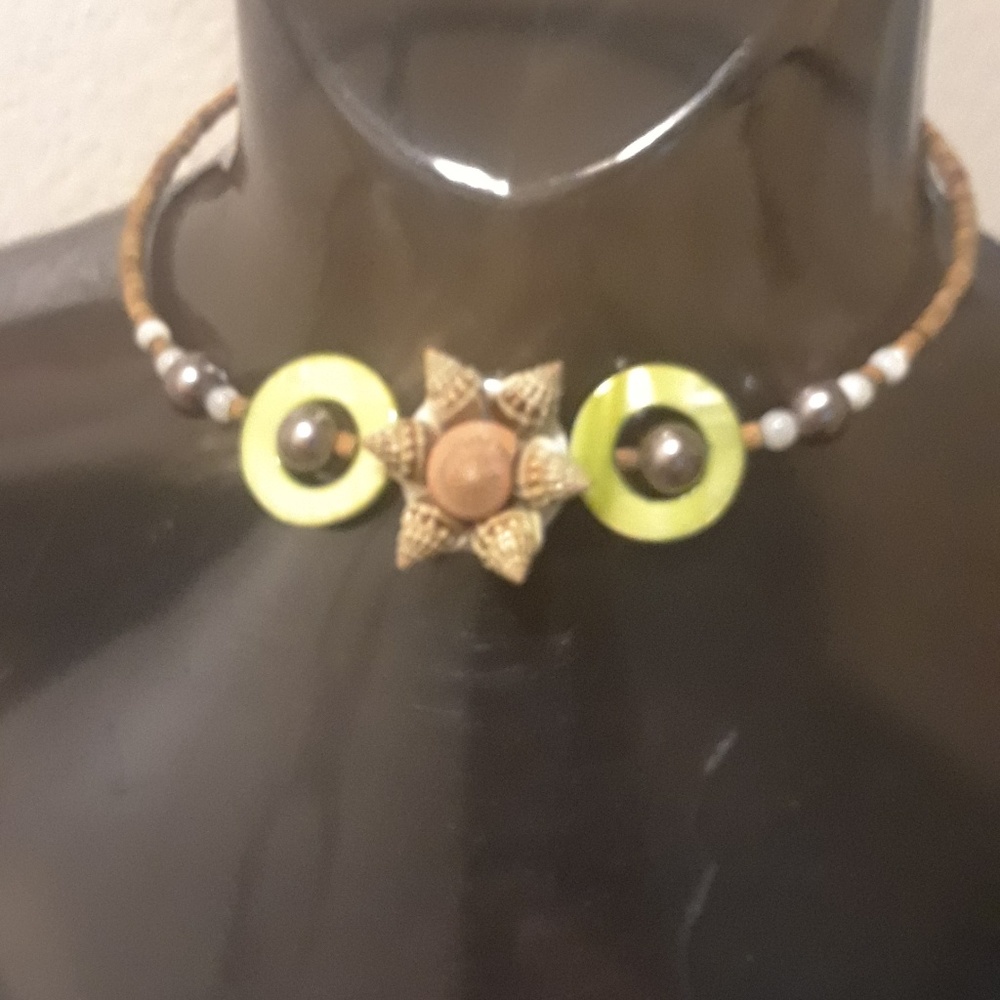 NEW! Forever Yours Sea Shell Expandable Choker Necklace. Quality Craftsmanship